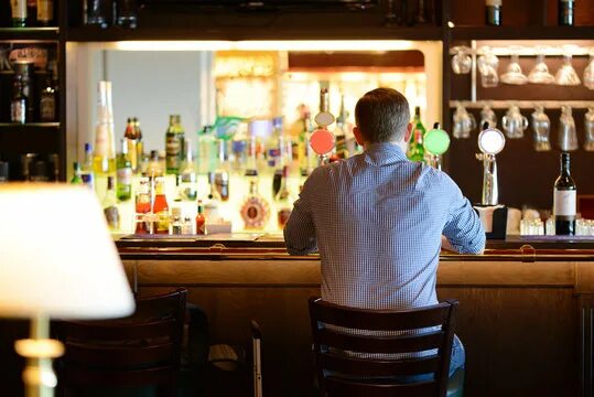 Парни фото бар Drink Man At Bar Зображення - огляд 286,908 Стокові фото, векторні зображення й 
