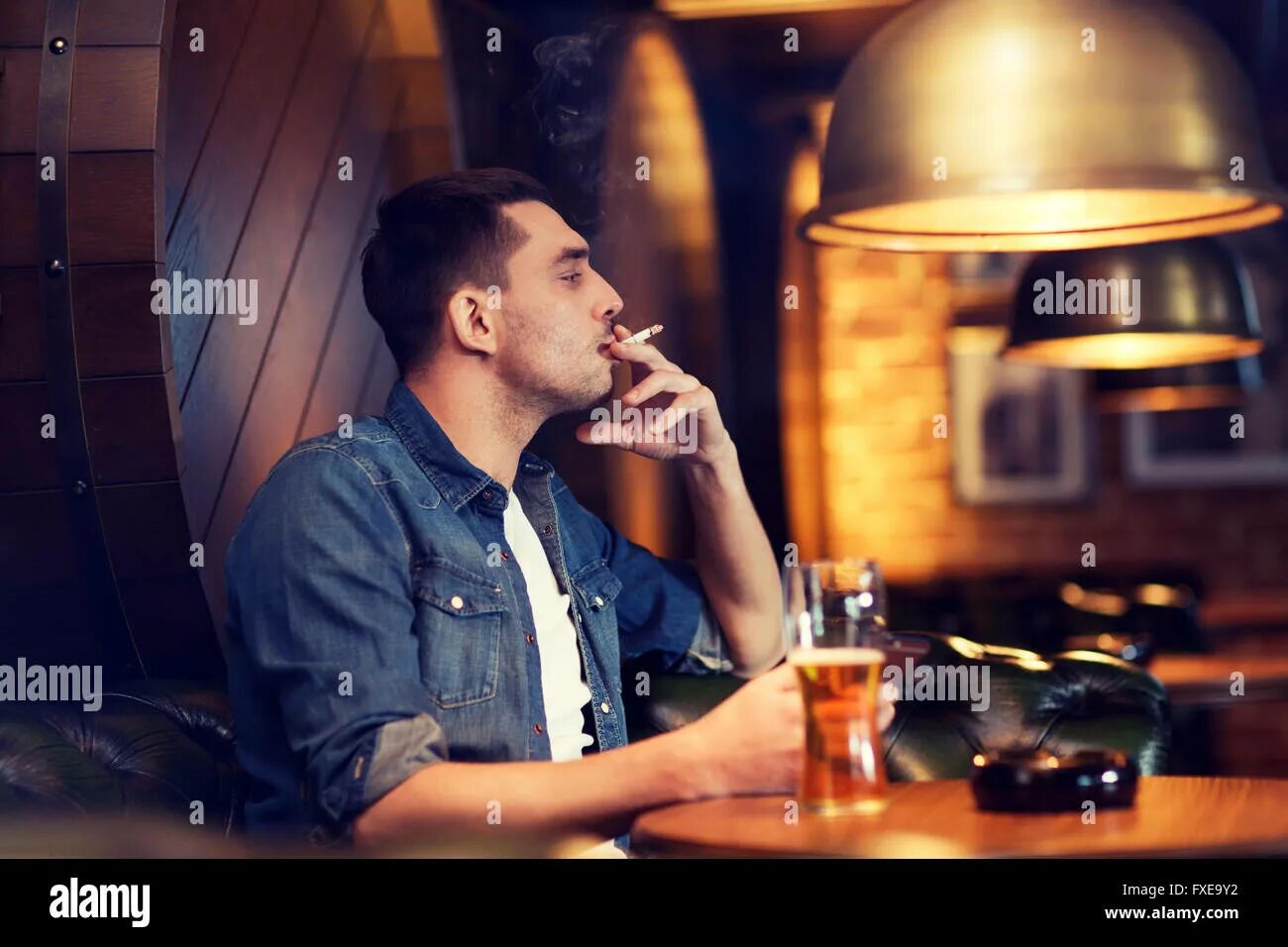 Парни фото кафе Smoking pub cigarette hi-res stock photography and images - Page 3 - Alamy