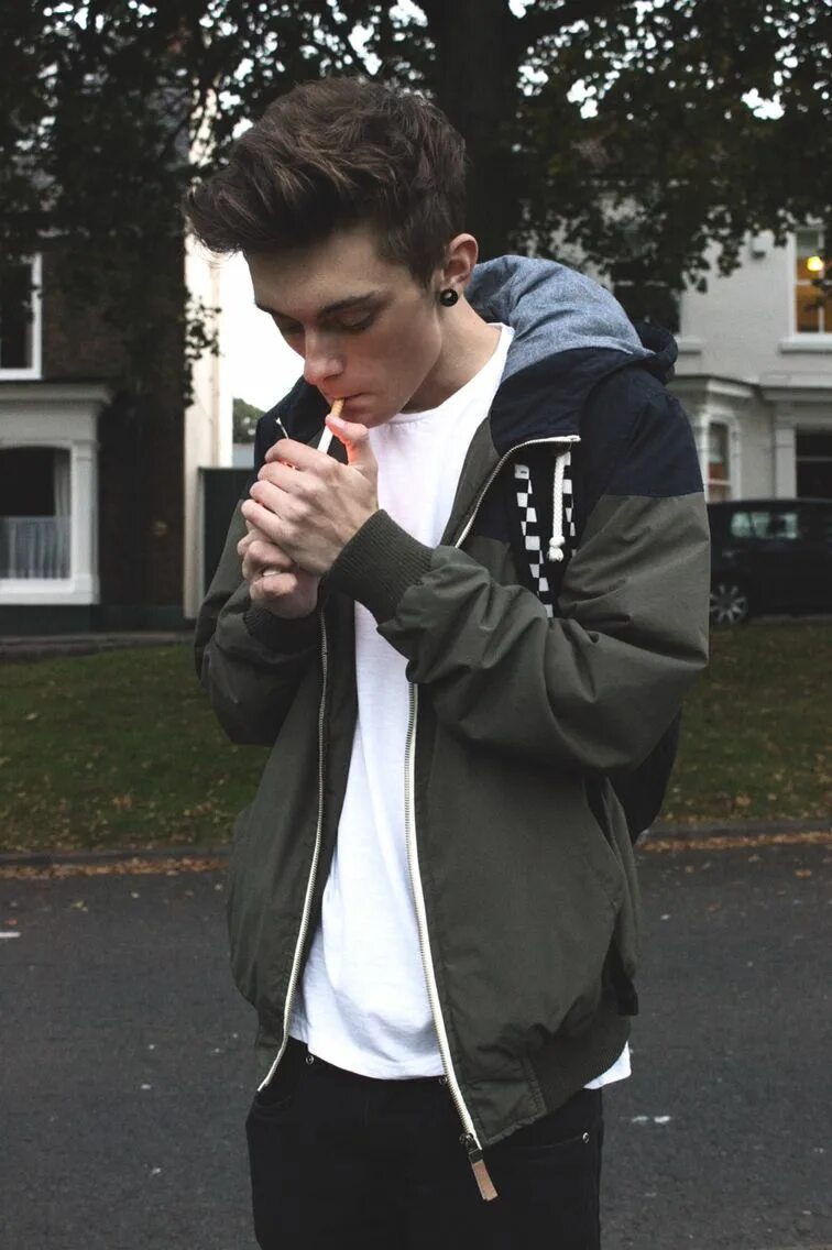 Парни фото на аву 16 Pin by Philly Quintero on Clothes ✌ Man smoking, Men smoking cigarettes, Tumblr 