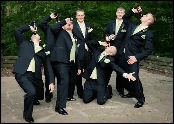 Парни на свадьбе фото 20 Wedding Groomsmen Photos Done Right! Groomsmen photos, Funny groomsman, Funny