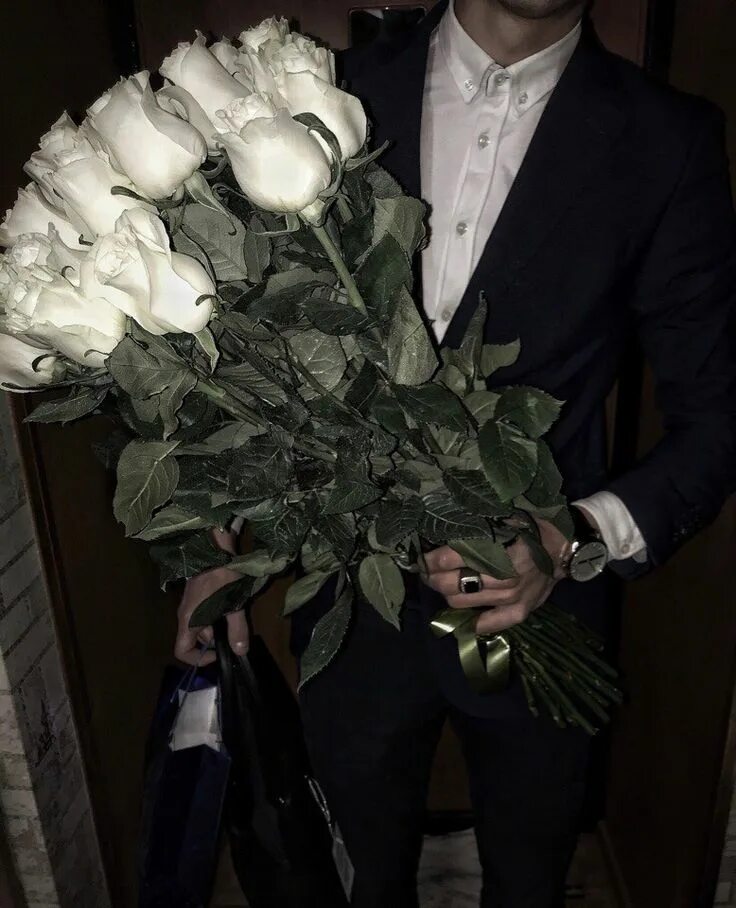 Парни с букетами цветов фото @chrnk23 Flowers bouquet, Pretty flowers, Cool instagram pictures