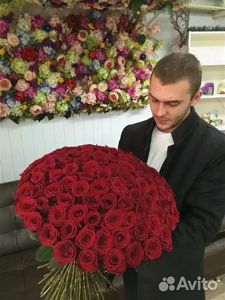 Парни с букетами цветов фото Букеты из роз 25 51 101 Розы Пионы купить в Москве с доставкой Товары для дома и