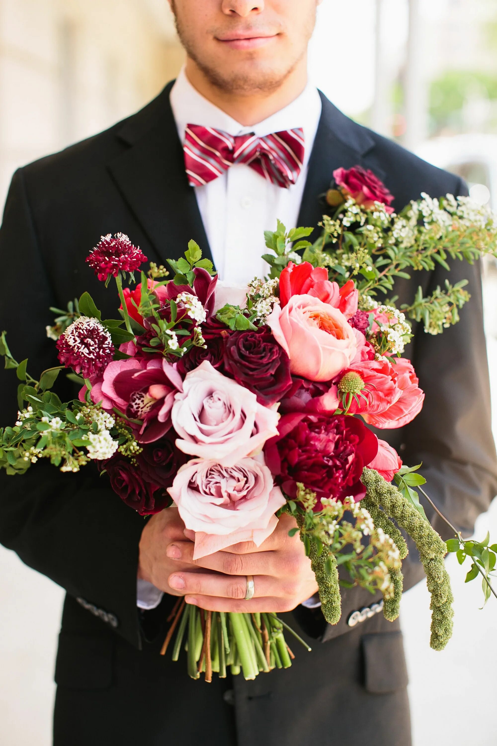 Парни с букетами цветов фото Modern Romeo And Juliet Inspired Shoot Wedding bouquets, Wedding flowers, Floral