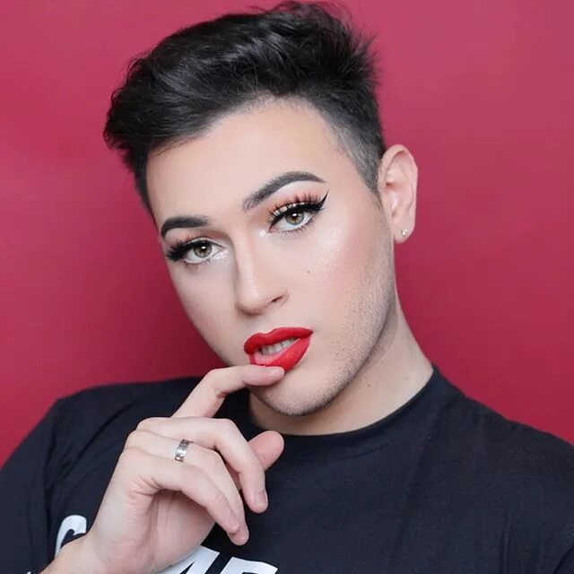 Парни с макияжем фото Мэнни Гутьеррес стал лицом косметической компании Maybelline New York