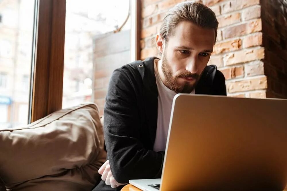 Парни с ноутбуком фото Top 5 Considerations for Streamlining Online Banking Applications