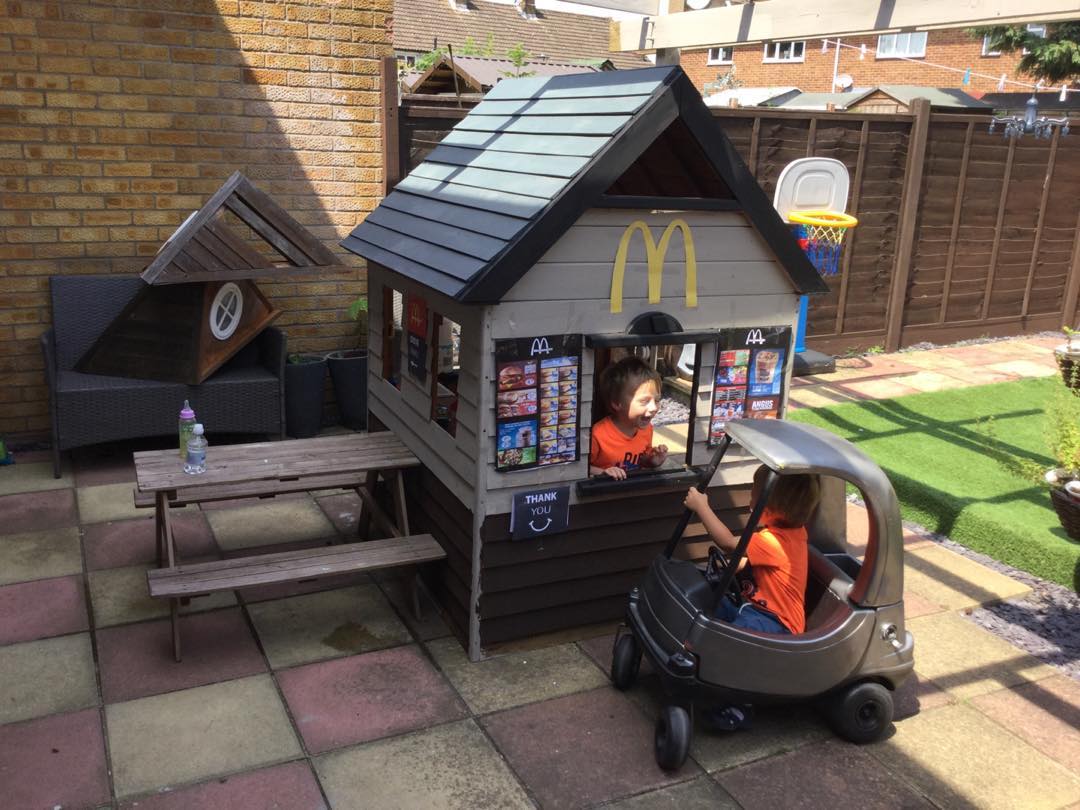 Парни самодельный Dad creates mini McDonald's drive-thru for kids - for $50