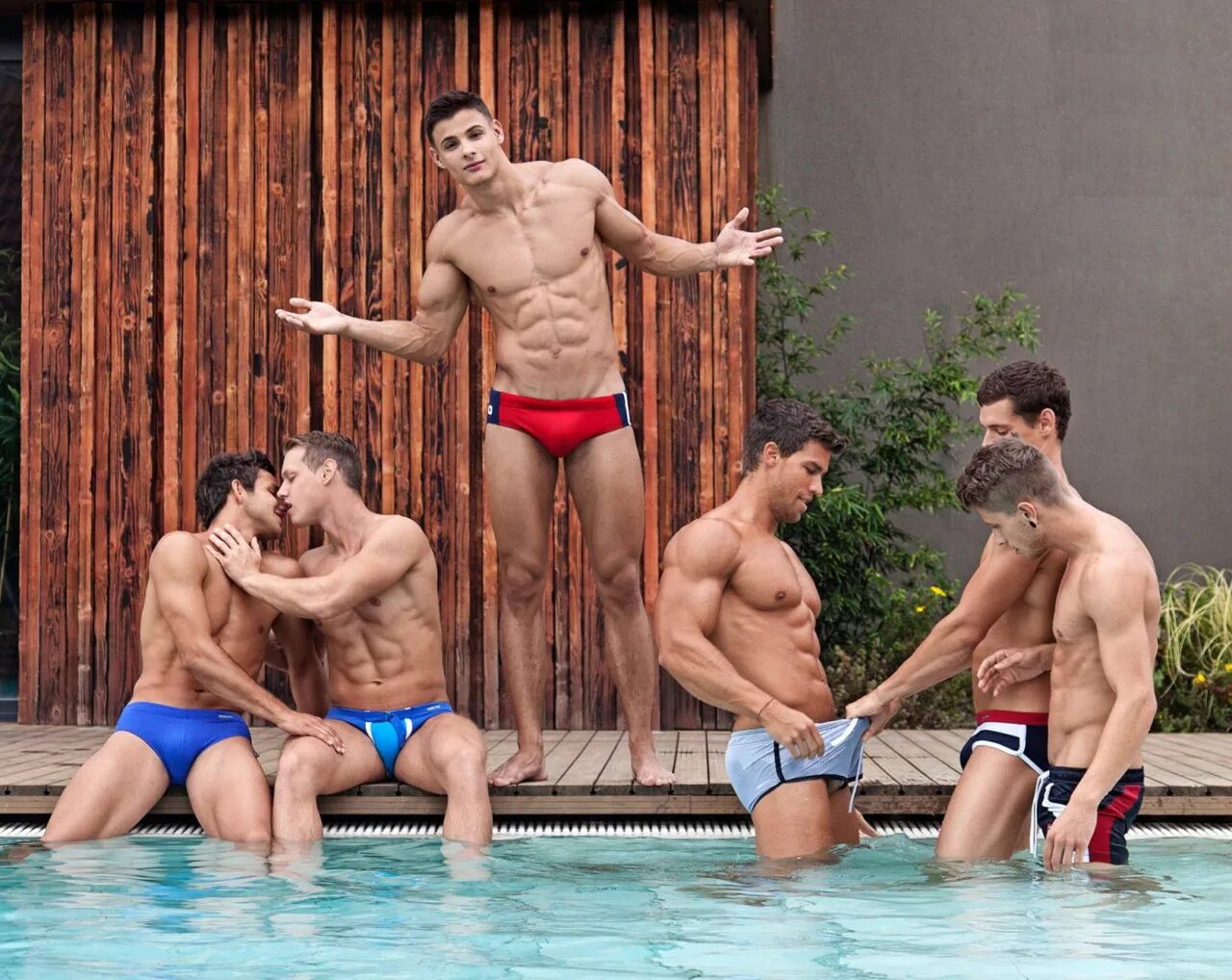 Парни в плавках развлекаются с лошадьми фото swimwear-91287 MATTHEW'S ISLAND