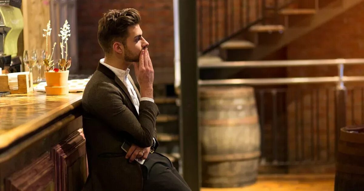 Парни в ресторане фото Man instantly leaves date after woman's 'disrespectful' act at bar - Mirror Onli