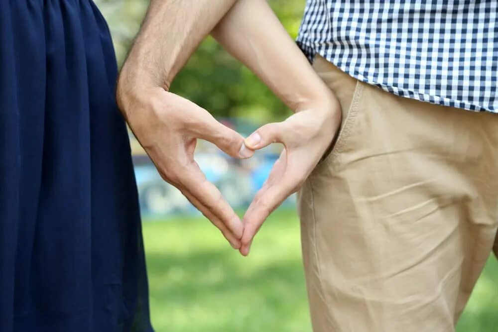 Парное фото руки Marriage Isn't About Romance - FamilyToday