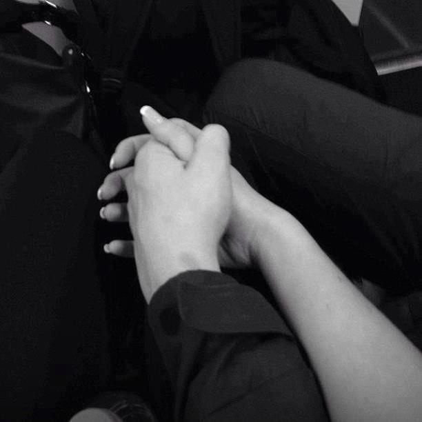 Парное фото руки Holding hands(: Holding hands, Hopeless romantic, Photography inspiration