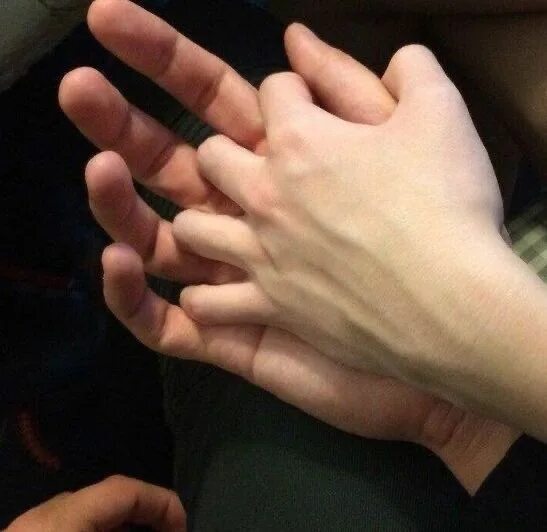 Парное фото руки schwi on Twitter Cute relationships, Couple aesthetic, Couple hands