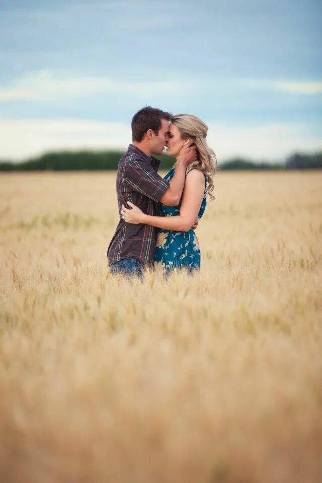 Парное фото в поле notebook kiss - golden field engagement photo. Couple engagement pictures, Field
