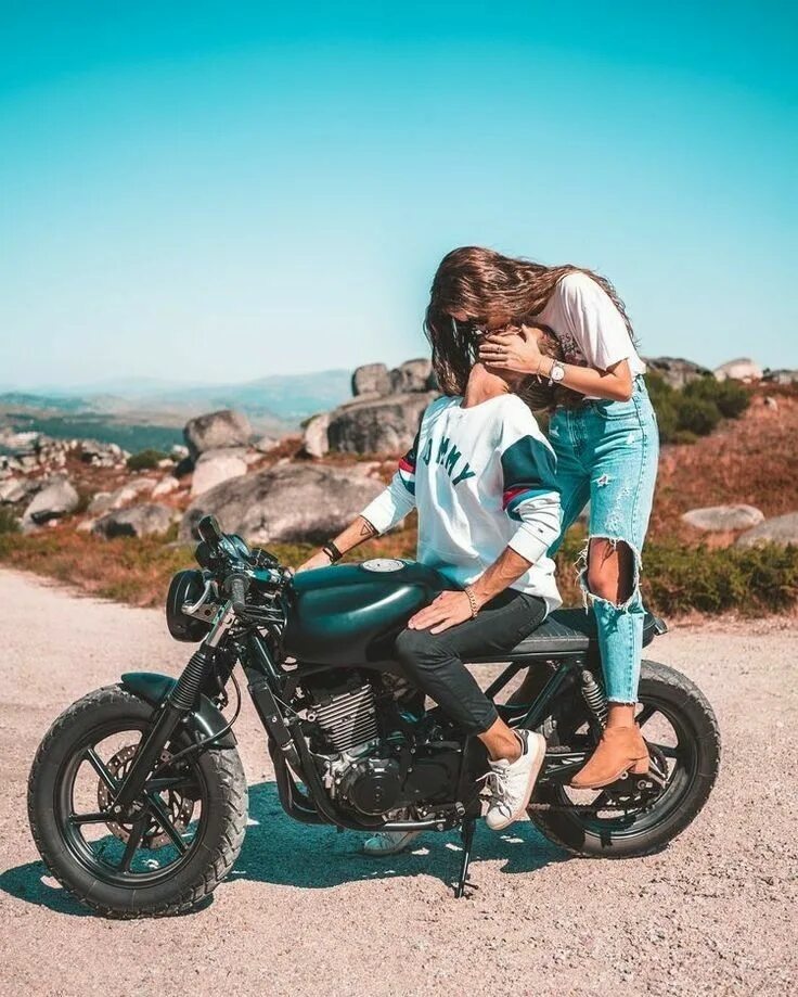 Парные фото на мотоцикле Pin by Юрий Локотков on Задание для Дениса in 2020 Motorcycle couple, Motorcycle