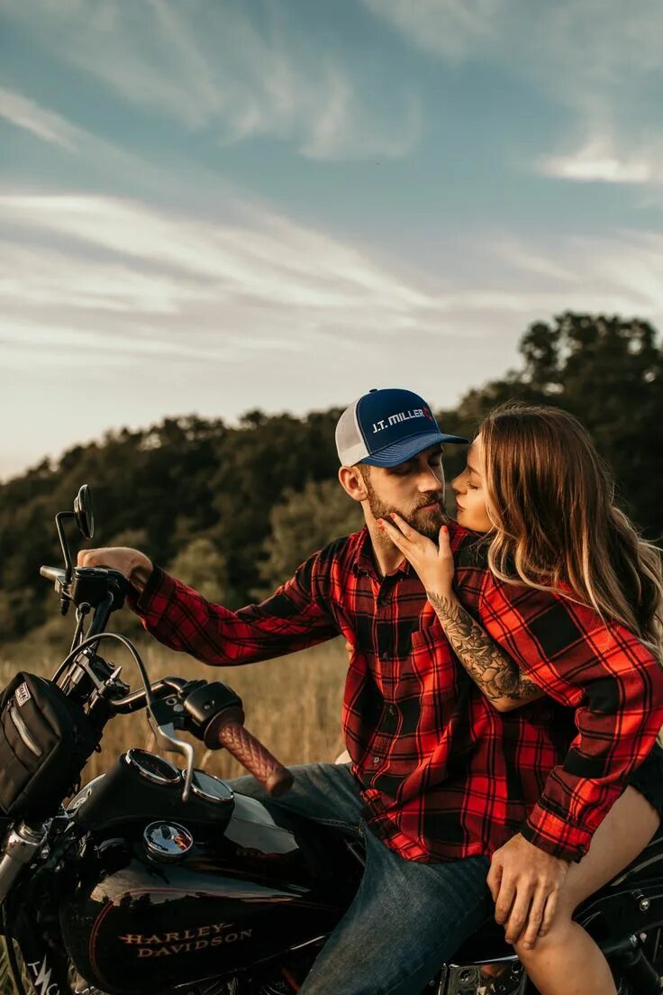 Парные фото на мотоцикле Romantic Motorcycle Engagement Photos