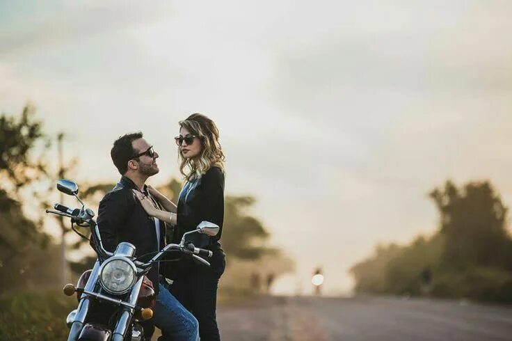 Парные фото на мотоцикле Ensaio casal com moto. Junho, 2015. Ensaio fotografico casal, Ensaio de casal, M