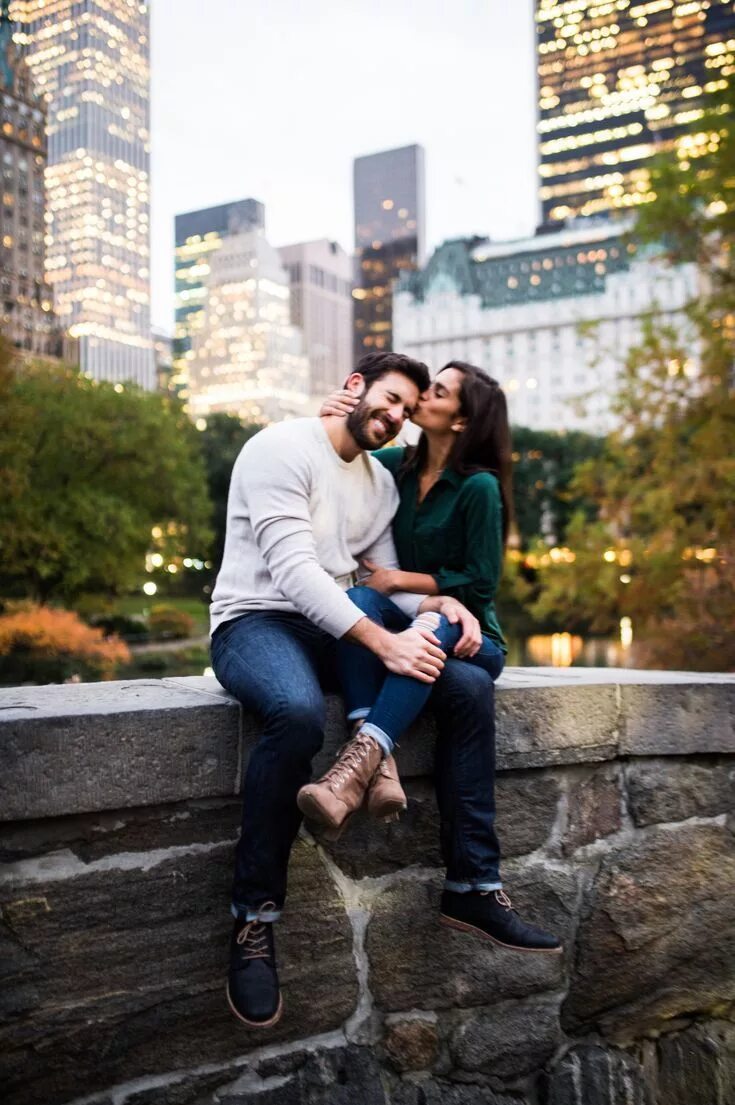 Парные фото на улице NYC engagement shoot central park engagement shoot Taylor and Derek photos Fall 