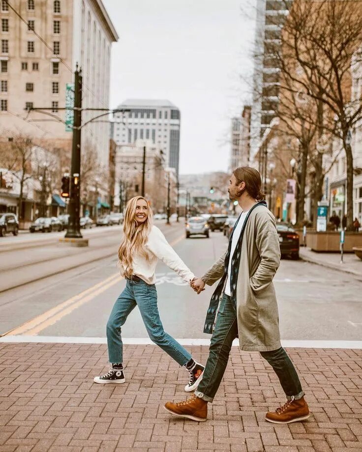 Парные фото на улице #couplegoals #photography #younglove #inspo #couplesposing #engagments #happy #l