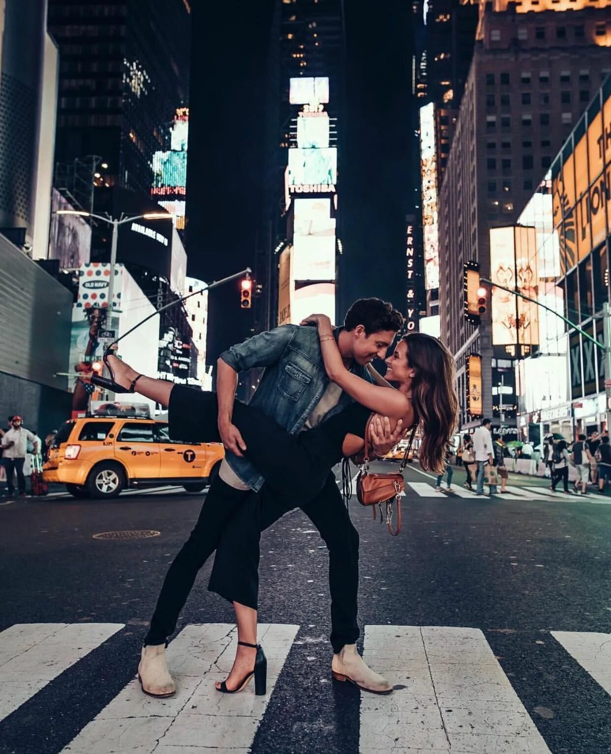 Парные фото на улице Times Square Dip Couples, Couple photos, Couple goals