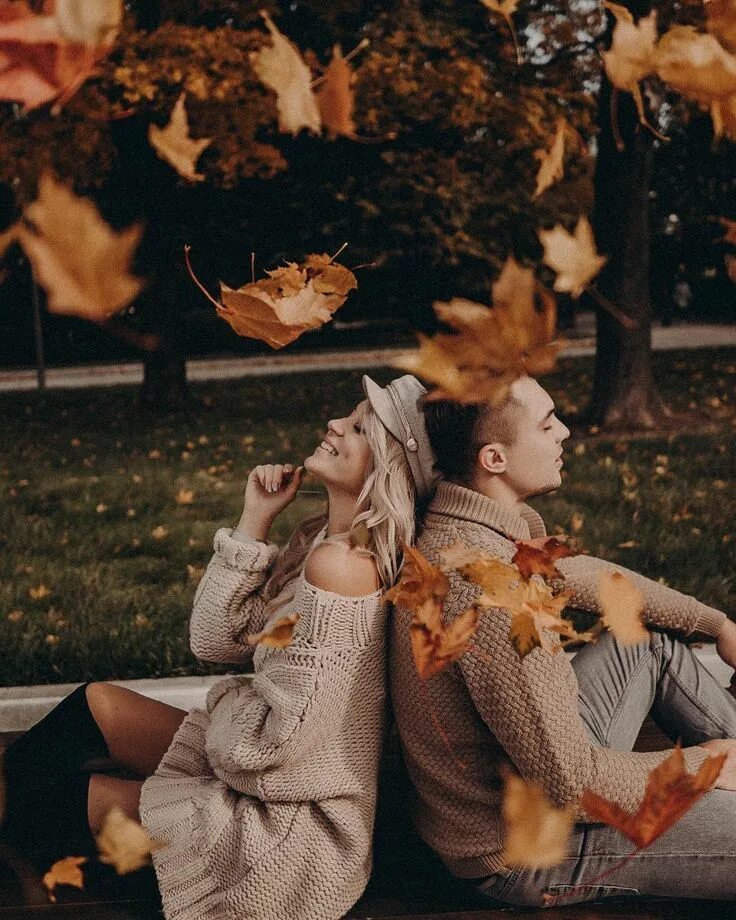 Парные фото осень A imagem pode conter: 2 pessoas, pessoas sentadas, flor e atividades ao ar livre