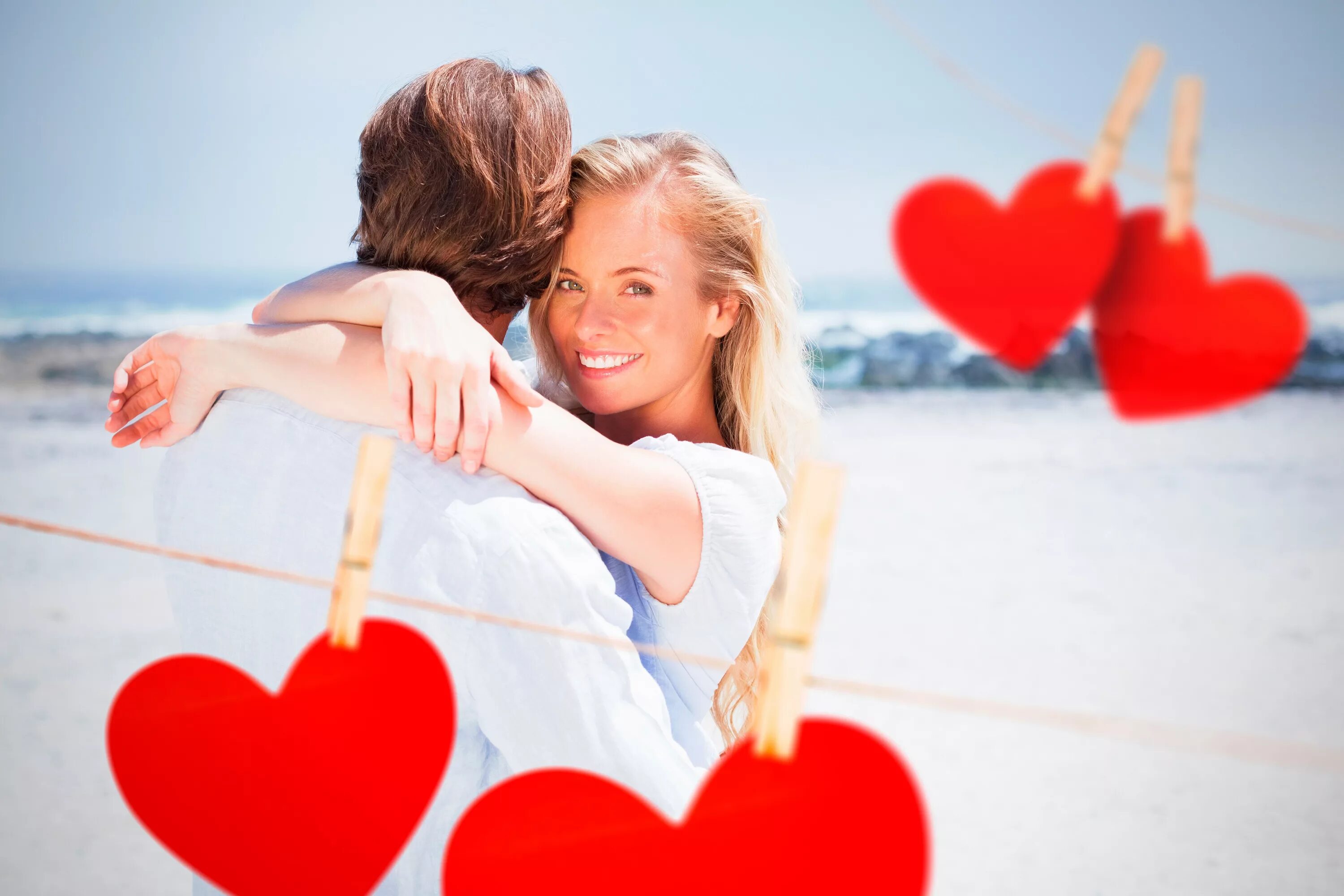 Парные фото сердца Loving couple with red hearts on the ocean Desktop wallpapers 1600x900