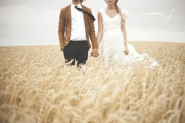 Парные фото в поле Pin by Denis Nefeld on Идеи в поле Wedding photos, Wedding photography inspirati