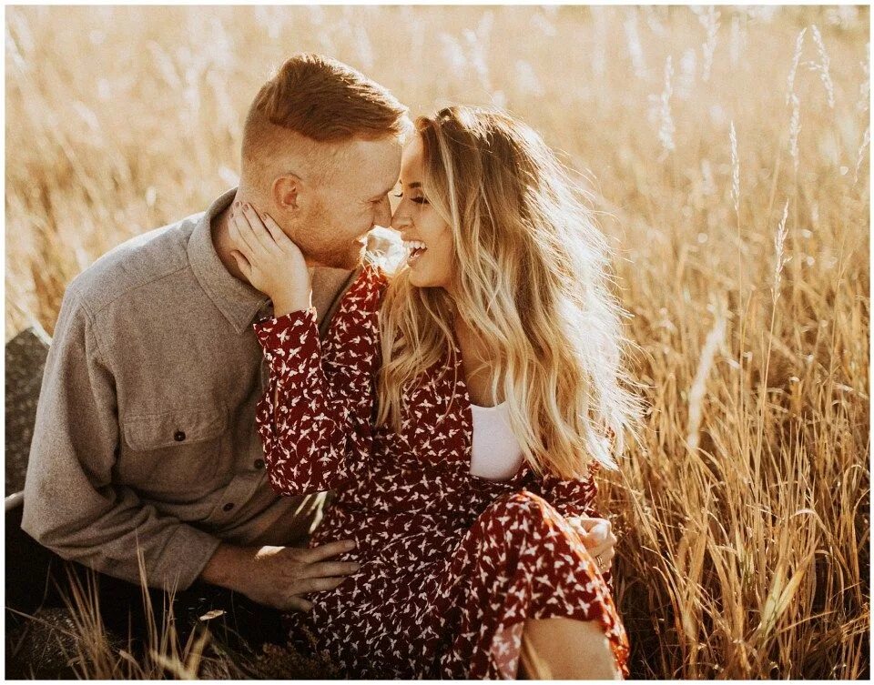 Парные фото в поле Fall Utah Anniversary Fall couple photos, Fall photoshoot, Anniversary photoshoo