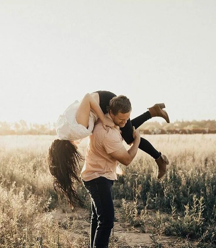 Парные фото в поле Pin on Authentic shots Engagement photo inspiration, Wedding engagement pictures