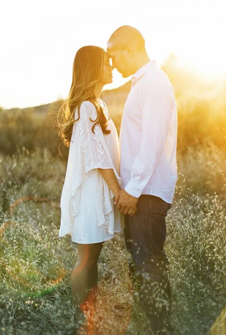 Парные фото в поле Couples Photography Poses 10 - OOSILE Couple photography poses, Couples poses fo