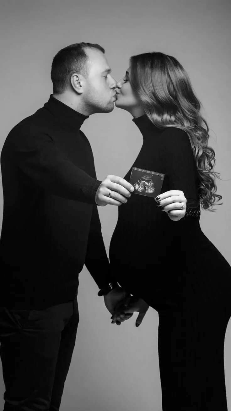 Парные фото в студии Фотосессия Couple pregnancy photoshoot, Couple pregnancy pictures, Maternity pho