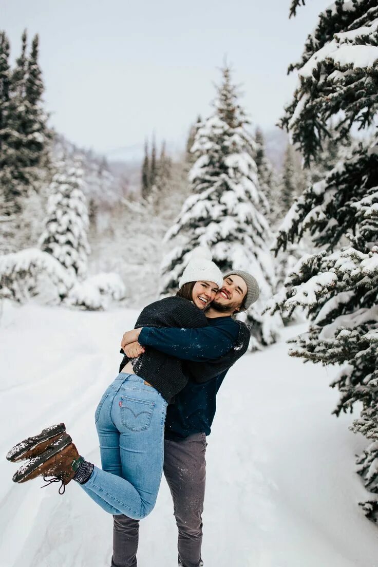Парные фото зимой Cozy winter couple shoot beanies coats blankets snuggling snowy mountains pine t