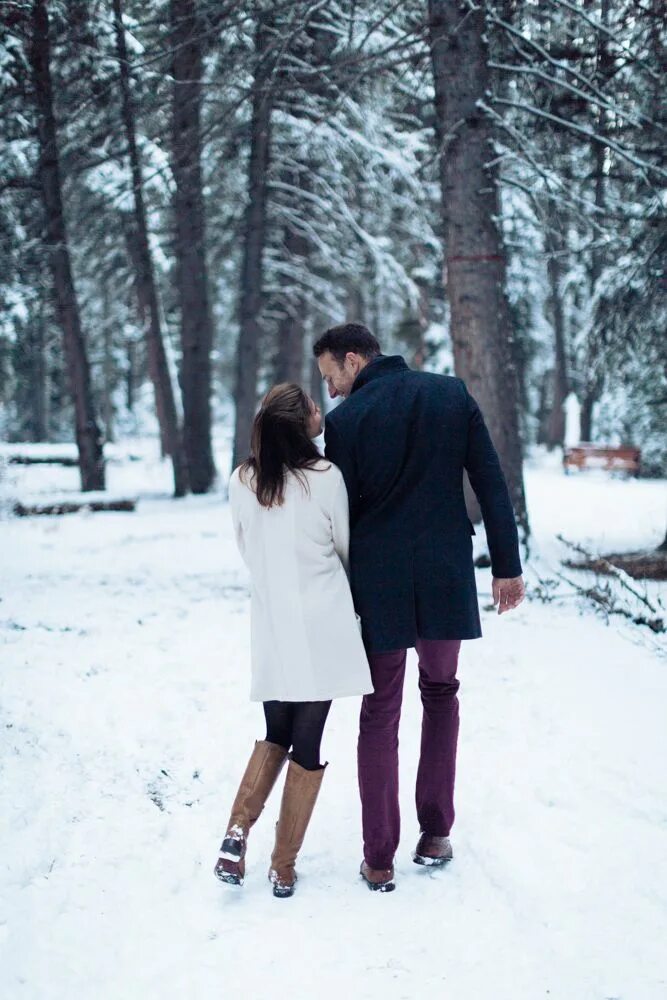 Парные фото зимой Romantic Winter Engagement Session in Calgary Winter wedding outfits, Winter eng