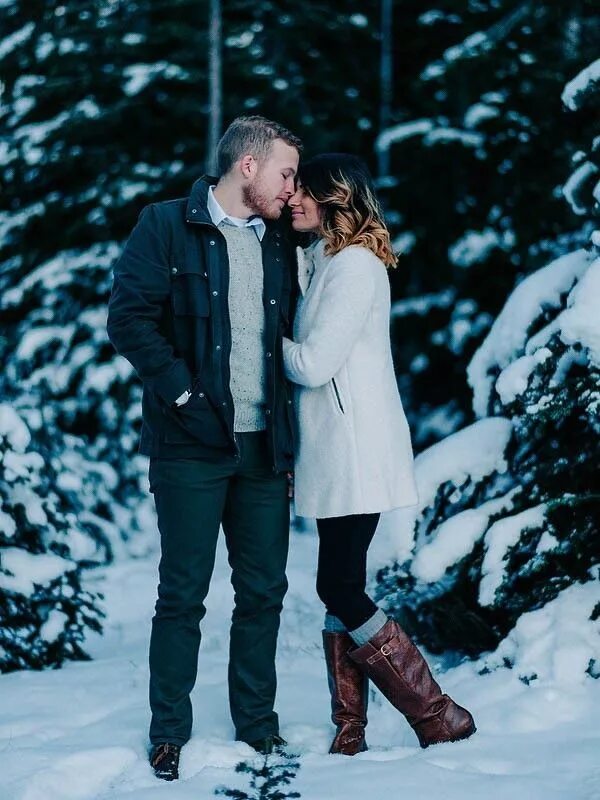 Парные фото зимой Warm Winter Engagement Photo Outfits Junebug Weddings Winter engagement photos o