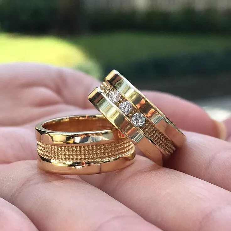 Парные кольца из золота фото ALIANÇAS DE OURO GRANDIOSE DIAMONDS Couple wedding rings, Gold rings jewelry, Go