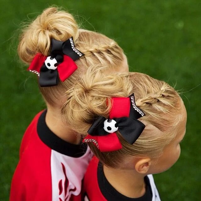 Парные прически для девочек Rope twist to messy buns for soccer today! Aren’t... Soccer hair, Soccer hair bo