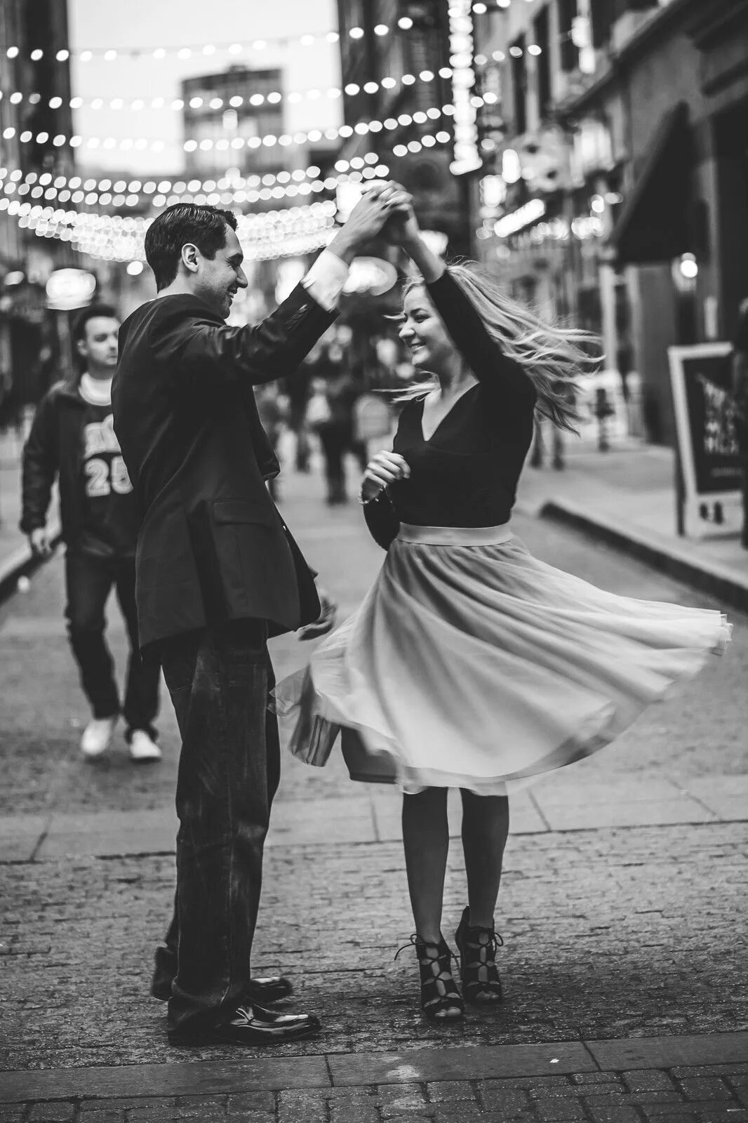 Парочки черно белые фото Downtown Cleveland Engagement Photos. Dancing couple. East 4th. Couple dancing, 