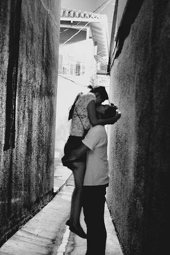 Парочки черно белые фото Kissing in the Alley In this moment, Photography, Photo
