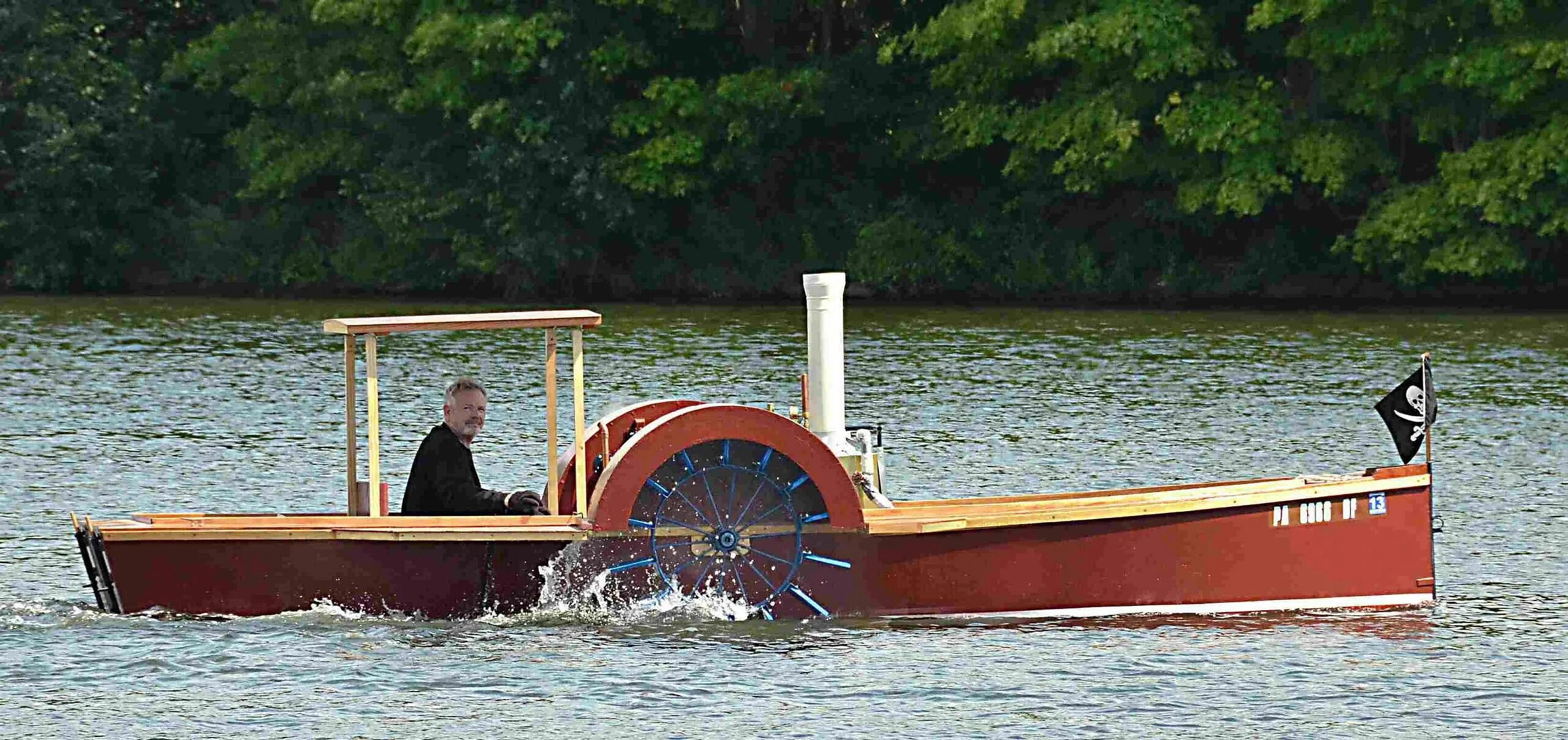 Пароход с гребными колесами по бокам фото Steam Paddlewheel Boat Boat design, Steam boats, Paddle wheel