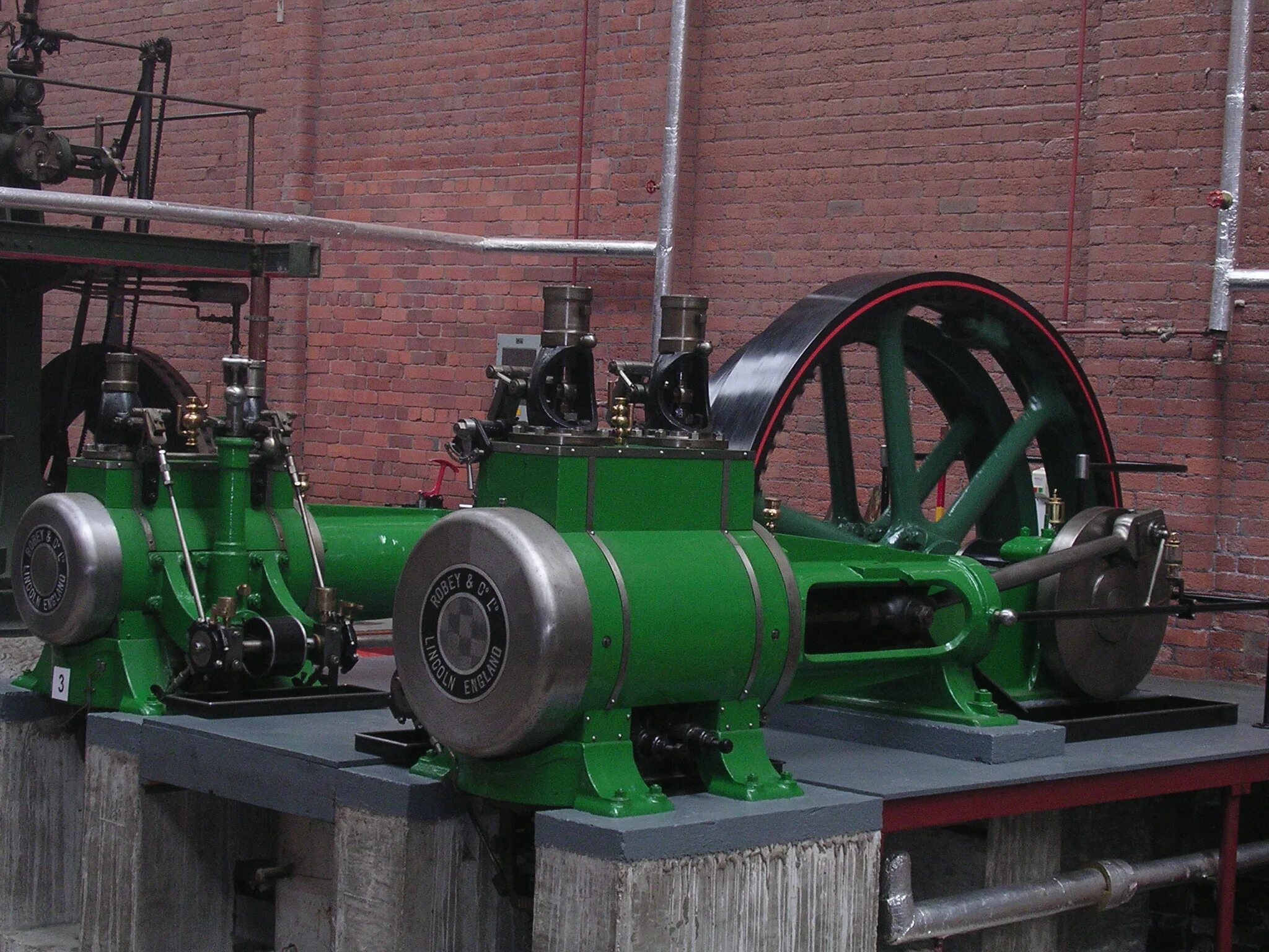 Паровой двигатель фото File:Cross-compound Robey steam engine, close-up of cylinders, Bolton museum.jpg