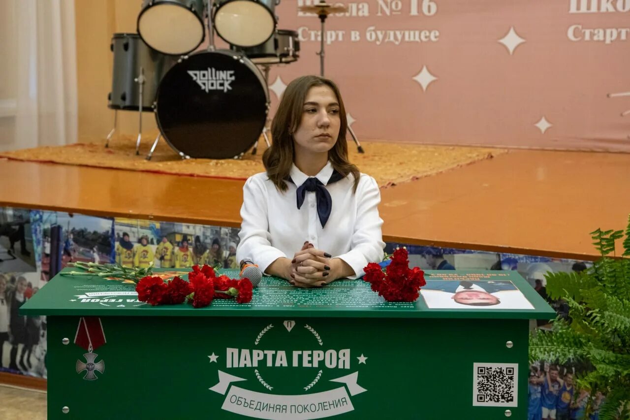 Парта героя в школе фото распечатать Парты Героев России установили в благовещенской школе - Амурская правда, новости