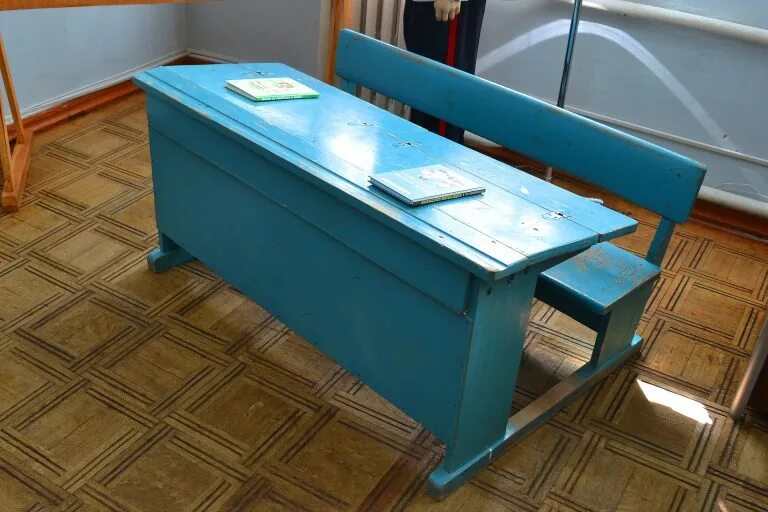 Парта ссср для школьников фото Парты Курский краеведческий музей