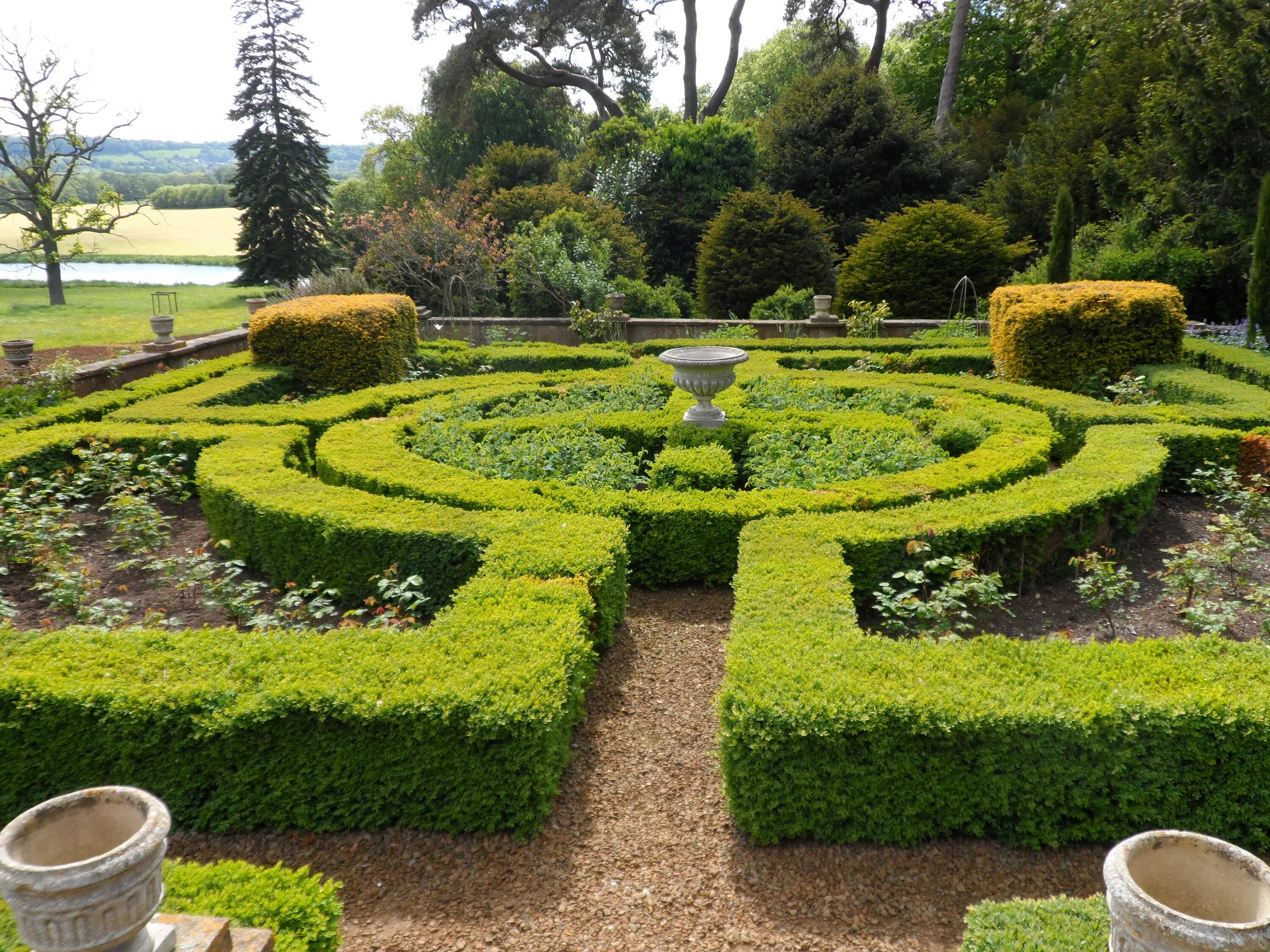 Партер в ландшафтном дизайне File:Farnborough Hall Rose Garden 2.jpg - Wikipedia