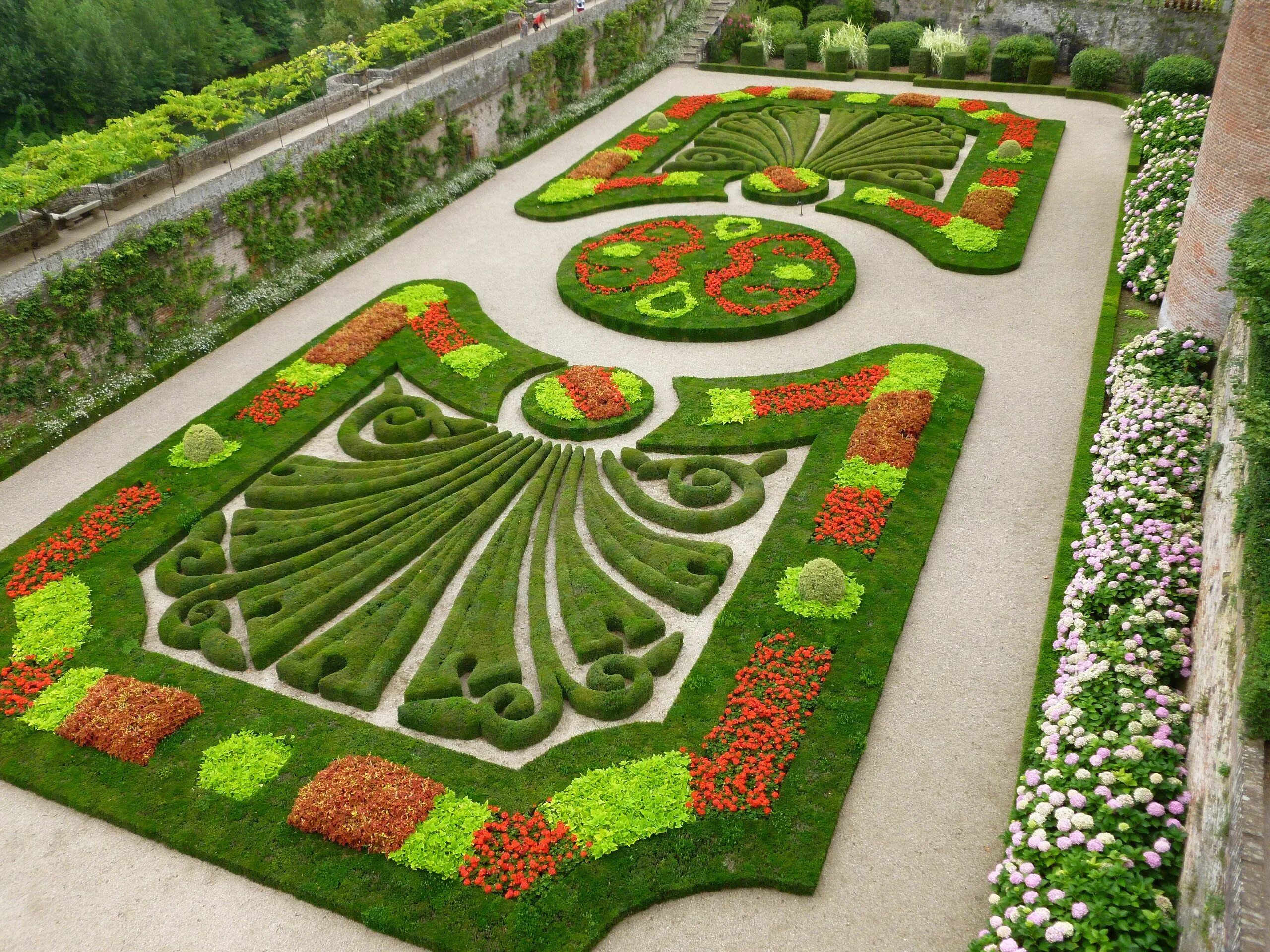 Партер в ландшафтном дизайне A formal garden in Albi France. Wow - now that's sculpture with flowers. French 