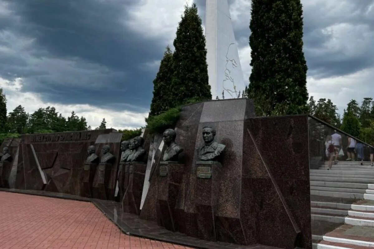 Партизанская поляна брянск фото Посетители Мемориального комплекса "Партизанская поляна" снова могут свободно ве