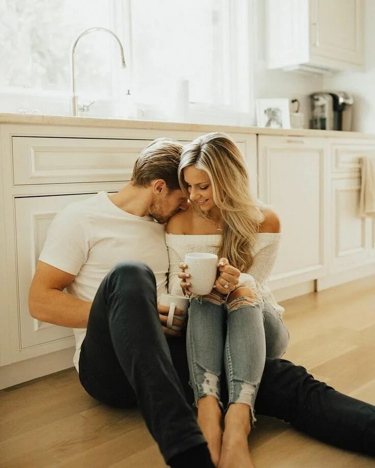 Пару фото как правильно Such a cute lifestyle engagement picture of this couple in their home. #Engageme