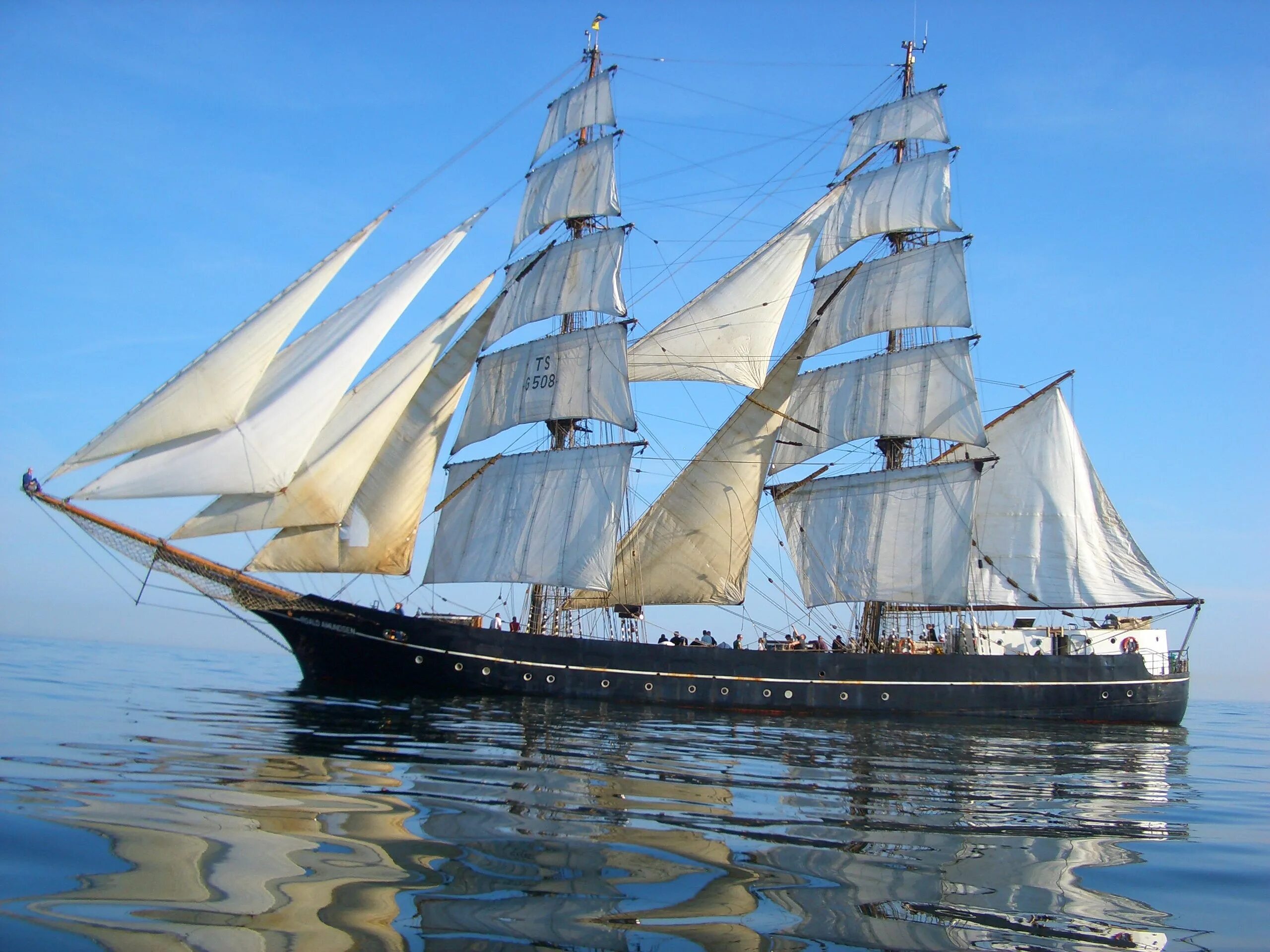 Парусные суда фото Roald Amundsen