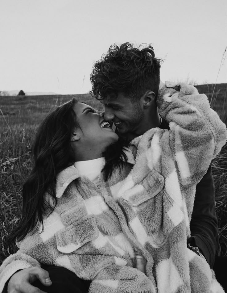 Пары фото черно Pin on Love Couples, Couple photography poses, Couple photoshoot poses