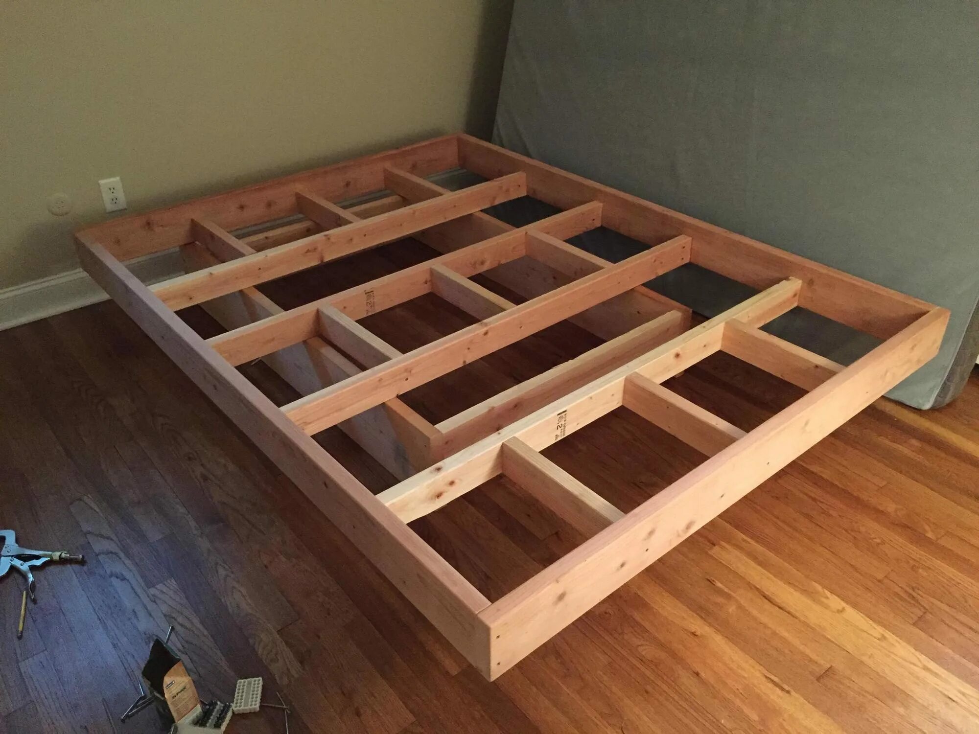 Парящая кровать из дерева фото чертежи A Floating Bed Frame DIY Project Anyone Can Do 2023