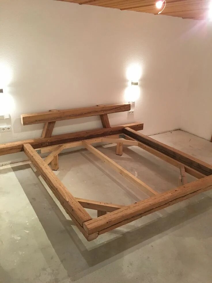 Парящая кровать из дерева фото чертежи Altholzbett selbsgemacht #palletbedroomfurniture Altholzbett selbsgemacht Wooden