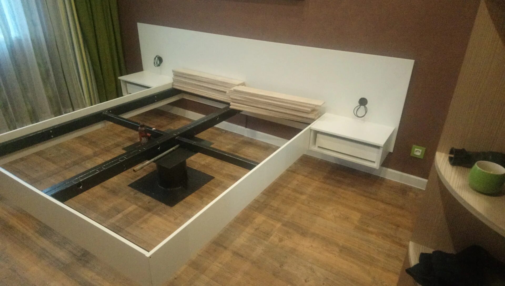 Парящая кровать из металла фото Парящая кровать с подсветкой своими руками из дерева с чертежами фото пошагово в