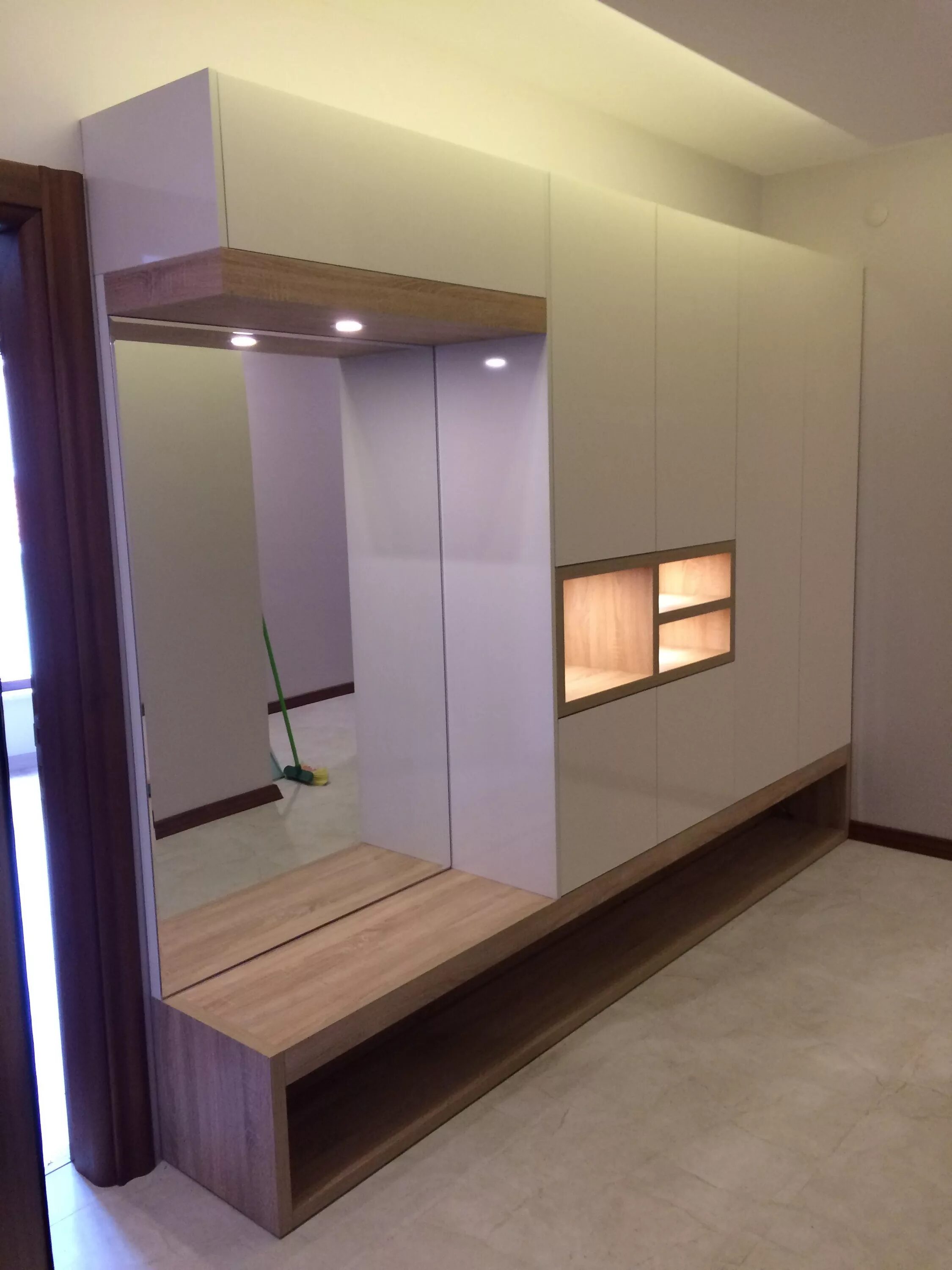 Парящая прихожая фото в интерьере Pin by Ayla Dikener on Gardırop Entry way design, Home entrance decor, Mudroom e